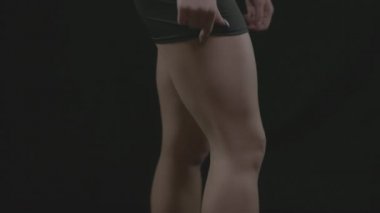 Formda genç bir kadın, sığ bir alan derinliği, arri log C