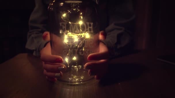 Руки Бутылку Огнями Теплая Волшебная Атмосфера Замедленная Съемка — стоковое видео