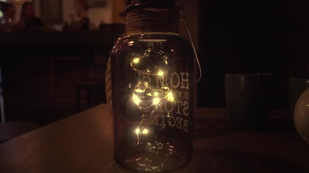 Декоративна Пляшка Вогнями Столі Мала Глибина Різкості — стокове відео