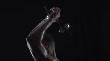 Genç formda adam triseps egzersizi yapıyor.