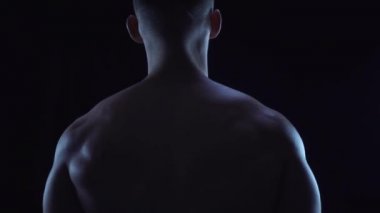 Genç, formda adam çift kol ve siluet gösteriyor.