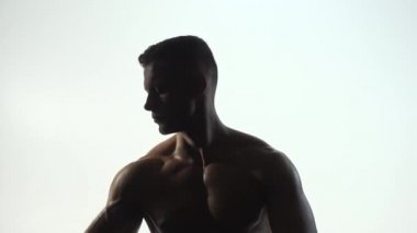 Pazı gösteren fit adam silueti