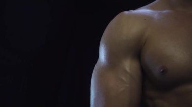 Genç, formda adam pazılarını gösteriyor.