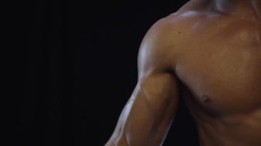 Genç, formda adam pazılarını gösteriyor.