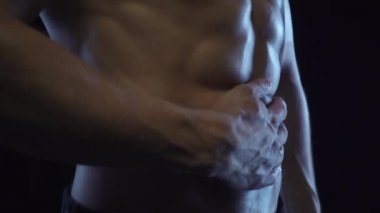 Genç fit adam poz veriyor.