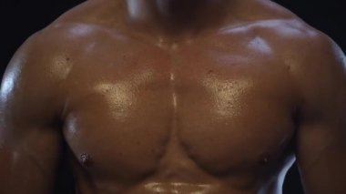 Göğüs kasları gösteren genç ve zinde bir adam.