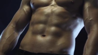 Genç fit adam poz veriyor.