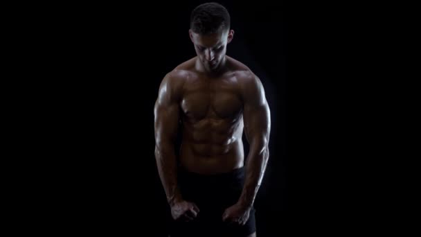 Jeune homme en forme montrant les muscles du haut du corps — Video