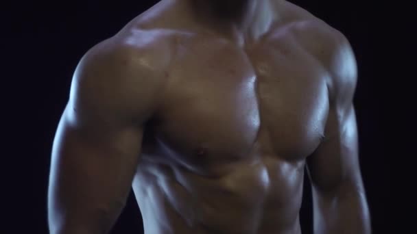 Mladý fit chlap ukazuje biceps — Stock video