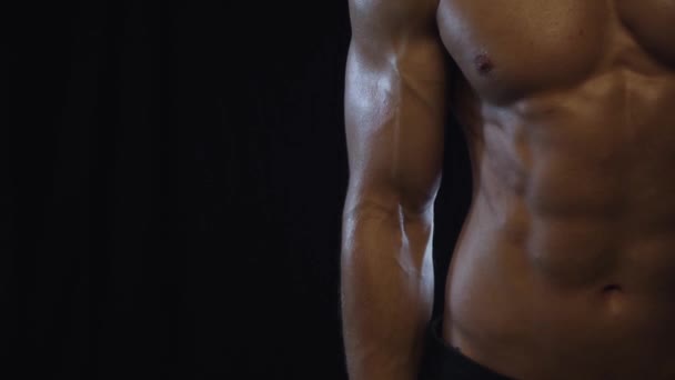 Young fit guy shows biceps — Stock Video