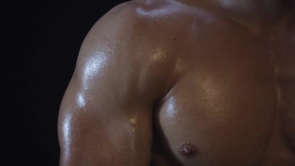 Jovem ajuste cara mostrando ombro músculos — Vídeo de Stock