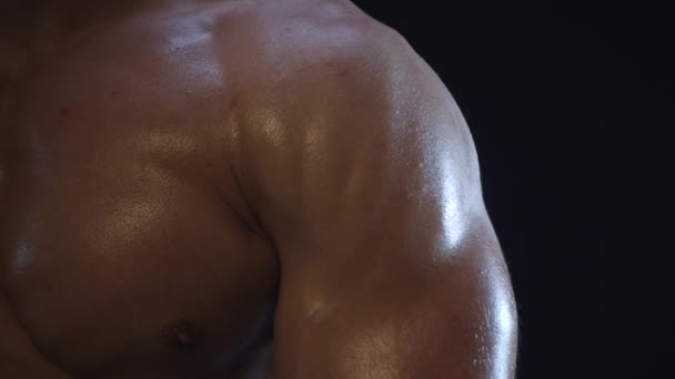 Jeune homme en forme montrant les muscles des épaules — Video