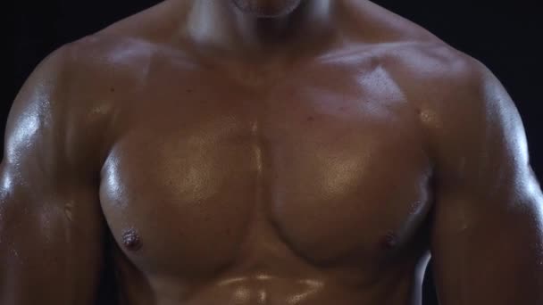 Молодой парень показывает грудные мышцы, петлю — стоковое видео