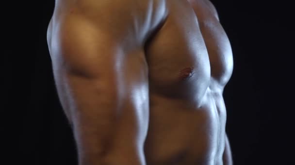 Jeune homme en forme montrant triceps — Video