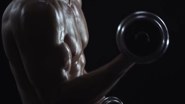 Joven chico en forma haciendo bíceps rizos — Vídeos de Stock