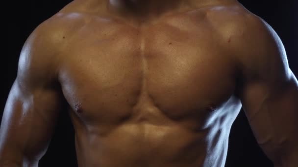Mladý fit chlap ukazující hrudní svaly — Stock video
