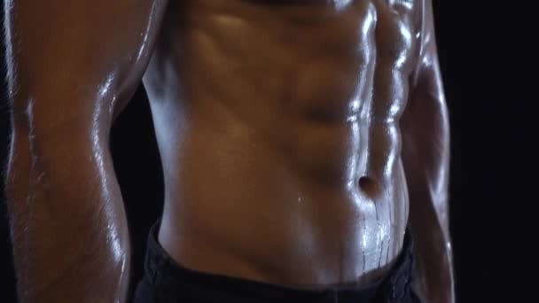 Jeune homme en forme montrant les muscles abdominaux — Video