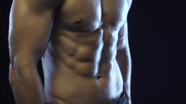 Jeune homme en forme montre abs, boucle — Video