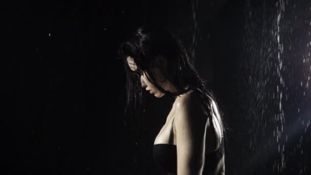 Kobieta Pod Wodospadem Stojąca Zwolnionym Tempie — Wideo stockowe