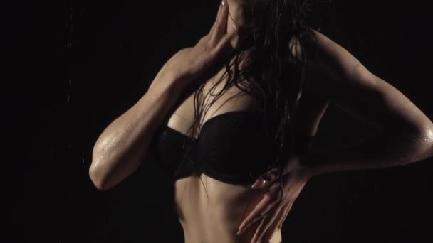 Jonge Vrouw Aanraken Van Haar Huid Slow Motion Zwart — Stockvideo