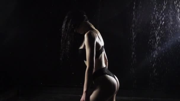Jonge Vrouw Schudden Hoofd Slow Motion Onder Waterval Studio Zwart — Stockvideo