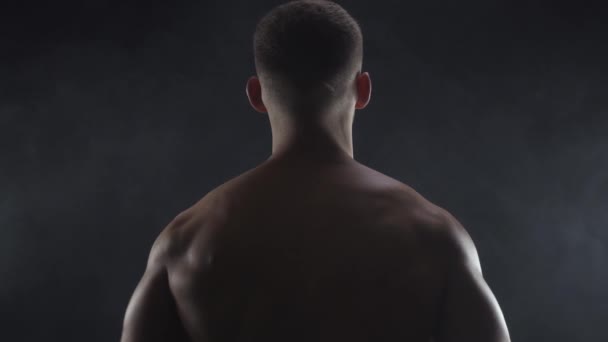 Joven Chico Forma Muestra Bíceps Dobles Silueta Cámara Lenta — Vídeos de Stock