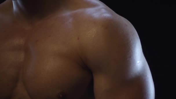 若いフィット男ポージング 肩の筋肉を示す スローモーション — ストック動画