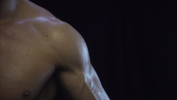 Ung Passform Kille Visar Biceps Närbild Slow Motion — Stockvideo