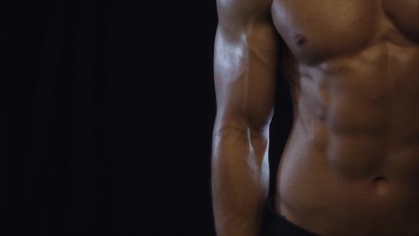 Mladý Fit Chlap Ukazuje Biceps Zblízka Zpomalený Film — Stock video
