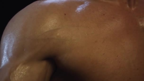 Jong Fit Man Poseren Tonen Biceps Spieren Close Slow Motion — Stockvideo