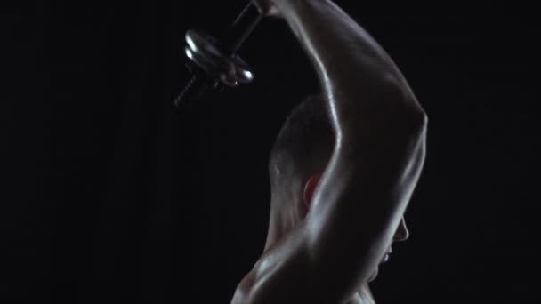 Jonge Fitte Man Doet Triceps Met Halter Silhouet Slow Motion — Stockvideo