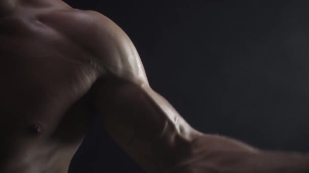 Jovem Ajuste Cara Mostra Bíceps Close Câmera Lenta — Vídeo de Stock