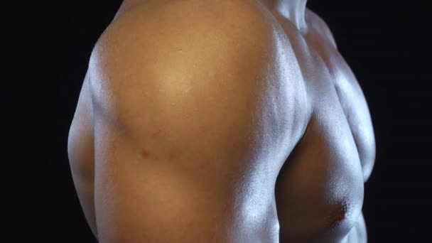 Jovem Ajuste Cara Posando Mostrando Mostrando Tríceps Câmera Lenta — Vídeo de Stock