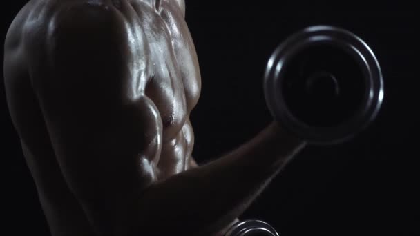 Mladý fit chlap dělá biceps kadeře — Stock video