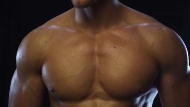 Joven chico en forma mostrando músculos del pecho — Vídeos de Stock