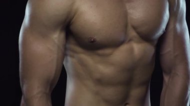 Genç, formda adam pazılarını gösteriyor.