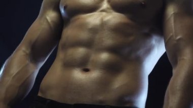 Genç fit adam poz veriyor.