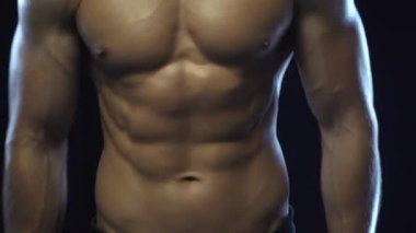 Genç fit adam poz veriyor.