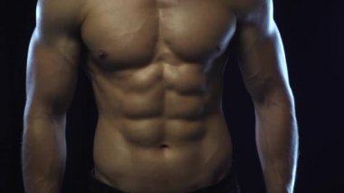 Genç fit adam poz veriyor.