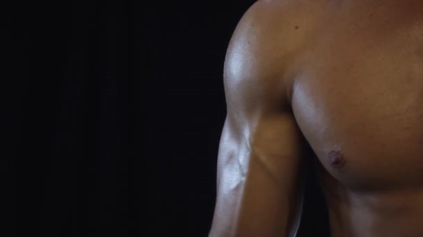 Joven en forma chico muestra bíceps — Vídeo de stock