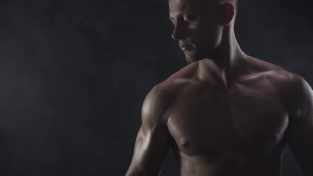 Genç Formda Adam Bisepsi Gösteriyor Yakın Çekim Yavaş Çekim — Stok video