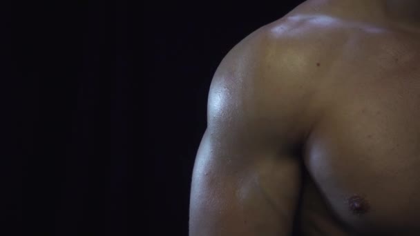Ung Passform Kille Visar Biceps Närbild Slow Motion — Stockvideo