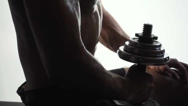 Silueta Ajuste Respirando Pesadamente Después Del Entrenamiento Sosteniendo Mancuerna Blanco — Vídeo de stock