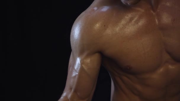 Jovem Ajuste Cara Fazendo Bíceps Cachos Com Halteres Câmera Lenta — Vídeo de Stock