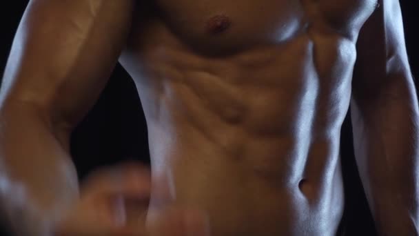 Joven Chico Forma Posando Mostrando Músculos Abdominales Cámara Lenta — Vídeos de Stock