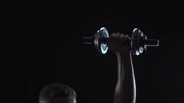 Joven Chico Forma Haciendo Prensa Mancuerna Con Una Mano Silueta — Vídeos de Stock