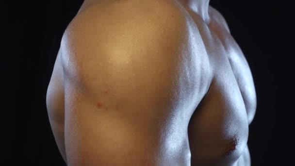 Jeune Homme Forme Posant Montrant Triceps Ralenti — Video