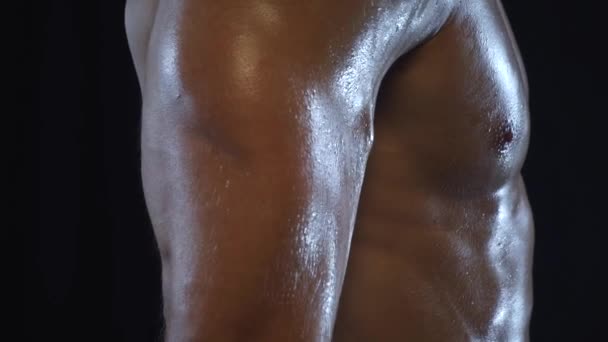 Jeune Homme Forme Posant Montrant Triceps Ralenti — Video