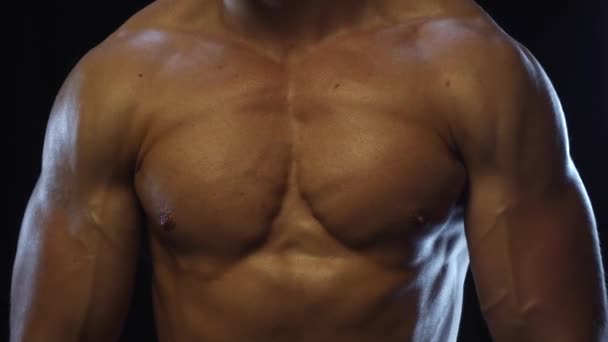 Jovem Ajuste Cara Posando Mostrando Músculos Peito Câmera Lenta Loop — Vídeo de Stock