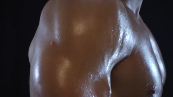 Jeune Homme Forme Posant Montrant Triceps Ralenti — Video